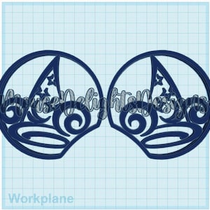 Puede incluir: Dos recortes de silueta azul de orejas de Mickey Mouse con un diseño de sombrero de mago. Las orejas tienen un diseño de espiral y el texto "Mouse Delightful Designs" es visible.