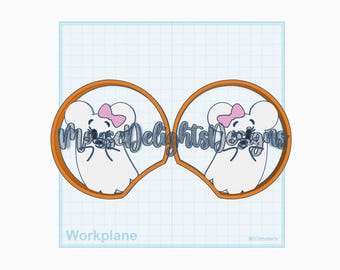 Pode incluir: Dois cortadores de biscoito circulares laranja com um fantasma branco usando um laço rosa. O fantasma tem olhos grandes, uma boca pequena e mãos perto do rosto. O design está sobre um fundo de grade azul com o texto MouseDelightsDesigns.