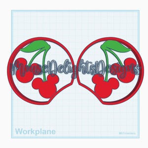Op de afbeelding: Een digitaal ontwerp met twee rode cirkels met kersen- en Mickey Mouse-oordesigns. Elke cirkel heeft een rode omtrek, een groene stengel en een rode Mickey Mouse-kop. De tekst "MouseDelightsDesigns" staat in het midden.