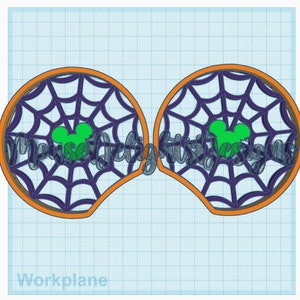 Könnte beinhalten: Ein Paar Mauseohren-Designs mit Halloween-Thema. Die Ohren sind orange mit einem lila Spinnennetz-Design. Ein grüner Mausekopf befindet sich in der Mitte jedes Ohrs. Der Text "Mouseketeers Designs" befindet sich in der Mitte der Ohren.