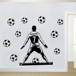 Op de afbeelding: Zwart-witte silhouet van een voetballer met nummer 7 op zijn shirt. De speler wordt omringd door 8 zwarte en witte voetballen. De tekst "WUNSCHNAME" staat boven de speler.