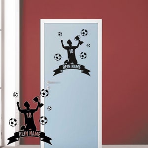 Könnte beinhalten: Eine schwarze Silhouette eines Fußballspielers, der eine Trophäe mit dem Text "DEIN NAME" auf einem Banner hält. Der Spieler ist von Fußbällen umgeben. Das Bild ist auf einer hellblauen Tür.