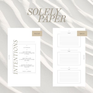 Peut inclure: Une feuille de travail imprimable avec les mots "INTENTIONS" et "SOLELY PAPER" dans un design minimaliste. Le recto présente une liste d'intentions, tandis que le verso comporte des sections pour "esprit", "corps" et "âme" avec des lignes pour écrire.
