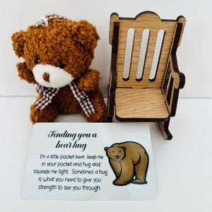 Kleines Teddybär-Geschenk mit hölzernem Schaukelstuhl und Positivitätsmeldekarte, niedliche Bärenfigur für Regaldekor, Ermutigungsgeschenk