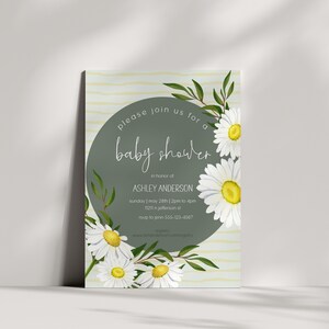 Pu&ograve; includere: Un invito a un baby shower con uno sfondo a righe verde e bianco. L'invito presenta un cerchio con margherite bianche e foglie verdi. Il testo recita "Si prega di unirsi a noi per un baby shower in onore di Ashley Anderson. Domenica 28 maggio, dalle 14:00 alle 16:00, 11211 N Jefferson St. RSVP a Jenn 555-123-4567. Lista regali: www.ashanderson.com/registry"