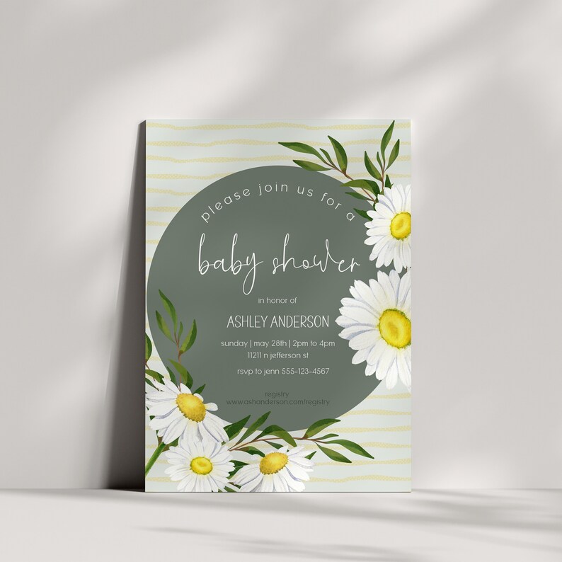 Pu&ograve; includere: Un invito a un baby shower con uno sfondo a righe verde e bianco. L'invito presenta un cerchio con margherite bianche e foglie verdi. Il testo recita "Si prega di unirsi a noi per un baby shower in onore di Ashley Anderson. Domenica 28 maggio, dalle 14:00 alle 16:00, 11211 N Jefferson St. RSVP a Jenn 555-123-4567. Lista regali: www.ashanderson.com/registry"