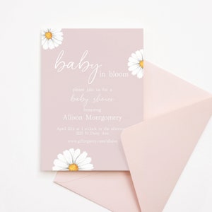 Pu&ograve; includere: Un invito a una festa di baby shower rosa con margherite bianche e il testo "baby in bloom" e "please join us for a baby shower honoring Allison Montgomery". L'invito include anche la data, l'ora e l'indirizzo della festa, nonch&eacute; un sito web per il registro dei regali.