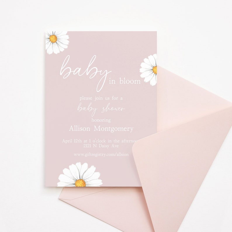 Pu&ograve; includere: Un invito a una festa di baby shower rosa con margherite bianche e il testo "baby in bloom" e "please join us for a baby shower honoring Allison Montgomery". L'invito include anche la data, l'ora e l'indirizzo della festa, nonch&eacute; un sito web per il registro dei regali.