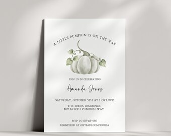 Può includere: Una zucca bianca con foglie verdi su uno sfondo bianco. Il testo "A little pumpkin is on the way" è in cima all'invito. Il testo "Join us in celebrating Amanda Jones" è sotto la zucca. Il testo "Saturday, October 5th at 1 o'clock" è sotto il nome. Il testo "The Jones Residence 1412 North Pumpkin Way" è sotto la data e l'ora. Il testo "RSVP to 555-123-4567" è sotto l'indirizzo. Il testo "Registered at giftbaby.com/jonesa" è in fondo all'invito.