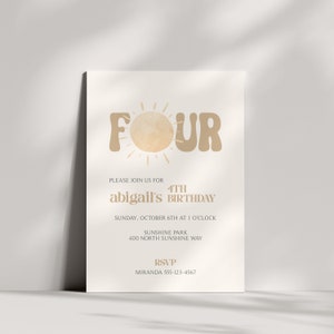 以下が含まれることがあります： ベージュとブラウンの招待状で、太陽のグラフィックとレトロなフォントで「FOUR」というテキストが書かれています。「PLEASE JOIN US FOR abigail's 4TH BIRTHDAY」というテキストは、太陽のグラフィックの下にあります。招待状には、日付、時間、場所、RSVPに関する情報が記載されています。