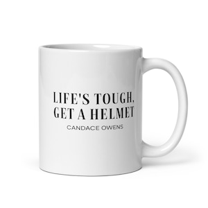 以下が含まれることがあります： 「Life's tough, get a helmet. Candace Owens.」という黒い文字が書かれた白いセラミック製のコーヒーカップ