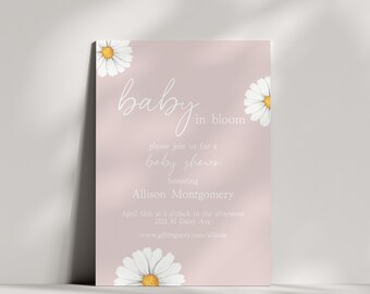 Könnte beinhalten: Eine rosafarbene Babyparty-Einladung mit weißen Gänseblümchen und dem Text "baby in bloom" und "please join us for a baby shower honoring Allison Montgomery April 12th at 1 o'clock in the afternoon 2121 N Daisy Ave www.giftregistry.com/allsion"