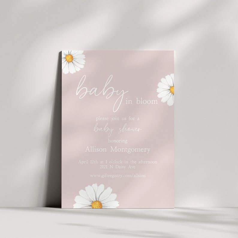 Pu&ograve; includere: Un invito a una festa di baby shower rosa con margherite bianche e il testo "baby in bloom" e "please join us for a baby shower honoring Allison Montgomery April 12th at 1 o'clock in the afternoon 2121 N Daisy Ave www.giftregistry.com/allsion"