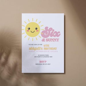 以下が含まれることがあります： 黄色い笑顔の太陽のグラフィックとピンクの文字で「Six & Sunny」と書かれた白い誕生日招待状。カードには、サンシャインパーク（400 North Sunshine Way）で10月6日日曜日の1時に開催されるアビゲイルの6歳の誕生日パーティーの詳細が記載されています。