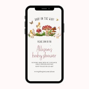 Puede incluir: Una invitación a un baby shower en la pantalla de un teléfono inteligente. La invitación presenta un tema de bosque con patos, hongos y mariposas. El texto dice "Baby on the way!" y "Allison's baby shower". La invitación incluye la fecha, la hora, la ubicación y la información de RSVP.