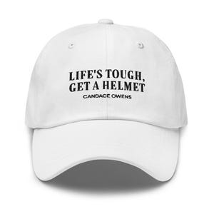 以下が含まれることがあります： 前面に「Life's tough, get a helmet」というテキストと「Candace Owens」という名前が印刷された白い野球帽