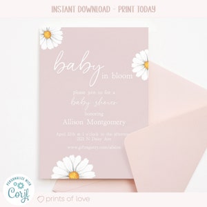 Pu&ograve; includere: Un invito a una festa di baby shower rosa con margherite bianche e il testo "baby in bloom" e "please join us for a baby shower honoring Allison Montgomery". L'invito include la data, l'ora e l'indirizzo della festa.