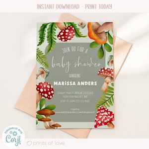 Op de afbeelding: Een baby shower uitnodiging met een aquarel illustratie van paddenstoelen en varens. De uitnodiging is voor Marissa Anders en bevat de datum, tijd en locatie van de shower. Het bevat ook een website voor het register.