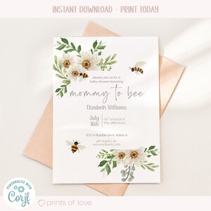 Puede incluir: Una tarjeta blanca con un dise&ntilde;o floral y abejas. El texto en la tarjeta dice: "Por favor, &uacute;nase a nosotros para una fiesta de bienvenida al beb&eacute; en honor a mommy to bee Elizabeth Williams el 16 de julio a la 1:00 pm 100 N Bumble blvd. dallas tx registro de regalos en www.ewilliams.com"
