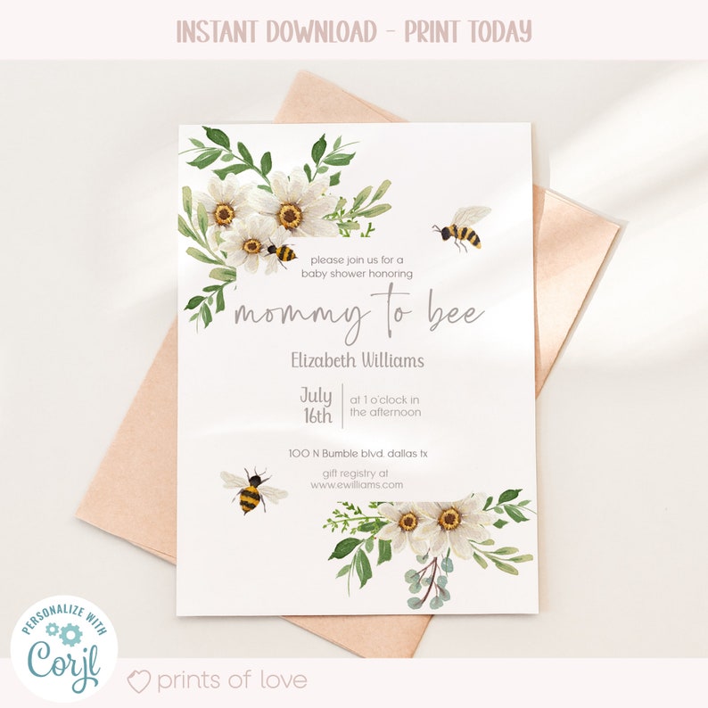 Puede incluir: Una tarjeta blanca con un dise&ntilde;o floral y abejas. El texto en la tarjeta dice: "Por favor, &uacute;nase a nosotros para una fiesta de bienvenida al beb&eacute; en honor a mommy to bee Elizabeth Williams el 16 de julio a la 1:00 pm 100 N Bumble blvd. dallas tx registro de regalos en www.ewilliams.com"