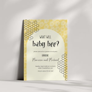 以下が含まれることがあります： ハニカム模様と「WHAT WILL baby bee?」のテキストが書かれた黄色と白の性別発表パーティーの招待状です。 マリッサとマイケルを称える性別発表パーティーにご参加ください。 日曜日、3月26日午後2時、4266 N bumblebee ave。 jenn 555-123-4567までご連絡ください。