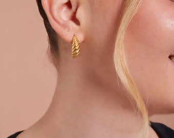 Pendientes de croissant bañados en oro de 18 quilates, pendientes de aro, regalo para ella, pendientes de oro, pendientes resistentes al agua, pendientes llamativos, pendientes de aro con forma de cúpula