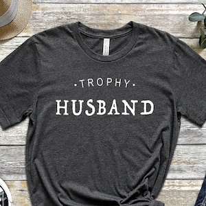 Chemise de mari trophée, cadeau pour lui, chemise de mari drôle, cadeau d'une femme, cadeau d'anniversaire pour lui, cadeau pour mari, cadeau d'anniversaire