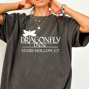 Camiseta Comfort Colors® Dragonfly Inn, Camiseta para mejor amiga, Regalo para ella, Camiseta para amantes de las libélulas, Camiseta BFF, Camiseta de libélula, Regalo para ella