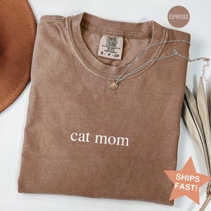 Camiseta Comfort Colors® para amantes de los gatos, de algodón teñido en prenda.