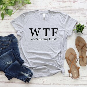 WTF Shirt, Funny 40th Birthday Shirt, 40th Birthday Gift For Her, Happy Birthday Trip T-shirt, Woman Turning Forty, Custom Age Personalized Bild 3