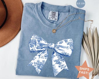 Comfort Colors® Toile De Jouy Coquette Bow Shirt, Blue Ribbon T-shirt, Girly Aesthetic Crewneck, Cute Coquette Bow Shirt, Toile Blue Bow Tee