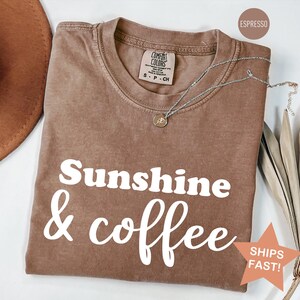 Camiseta Comfort Colors® Sunshine and Coffee, Camiseta con ambiente veraniego, Regalo para mamá, Camiseta Hello Summer, Regalo para amantes del café