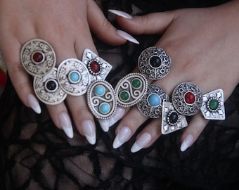 Anillo ajustable estilo bohemio: banda gruesa bañada en plata.