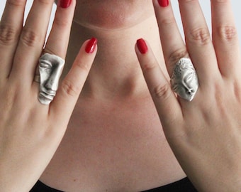 Anillo abstracto plateado con rostro: Anillo llamativo de latón oxidado estilo boho.