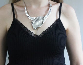 Collier brutaliste : pendentif géométrique asymétrique fait main