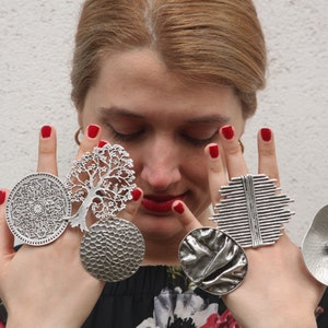 Anillo bohemio de hoja de loto asimétrico ajustable con baño de plata de gran tamaño