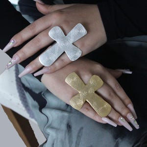 Anillo con cruz de oro: joyería religiosa ajustable
