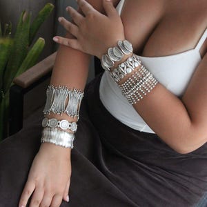 Pulsera ancha elástica bañada en plata, joyería llamativa.