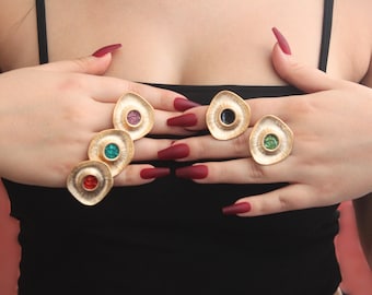 Anillo ajustable con esmalte dorado: joyería colorida