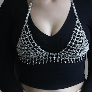 Top de bikini con cadena plateada, sujetador para festivales, sujetador llamativo para festivales, top de malla, top de cadena para rave, sujetador sexy con cadena plateada.