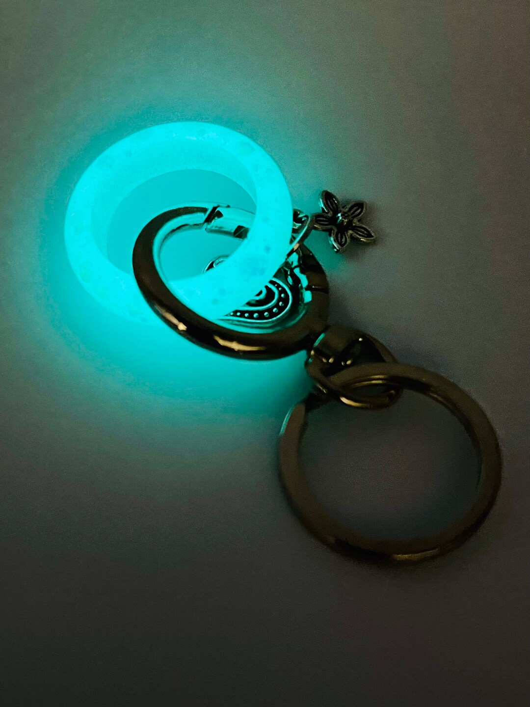 Fidget Ring Glow in the Dark, Key Chains Colorful, Key Ring, Anxiety Stress Lowering Key Ring