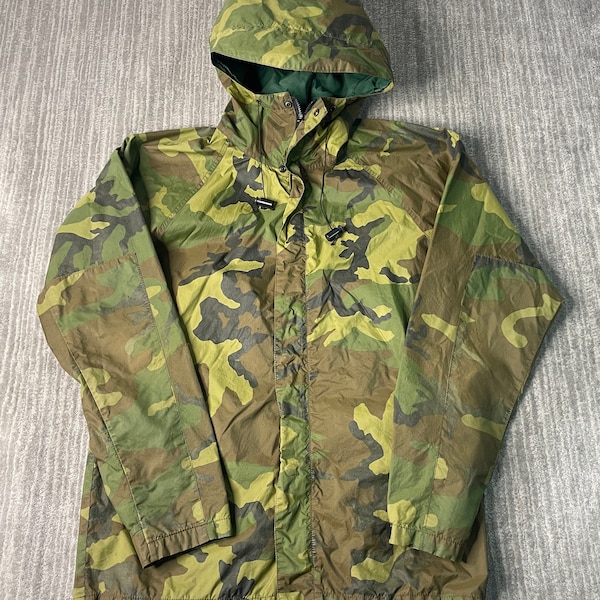 Vintage 80s Military Army Woodland Camo Two Pocket Windbreaker Style 1980s Fashion Essential Green Zip Up Hooded Jacket Medium Mens