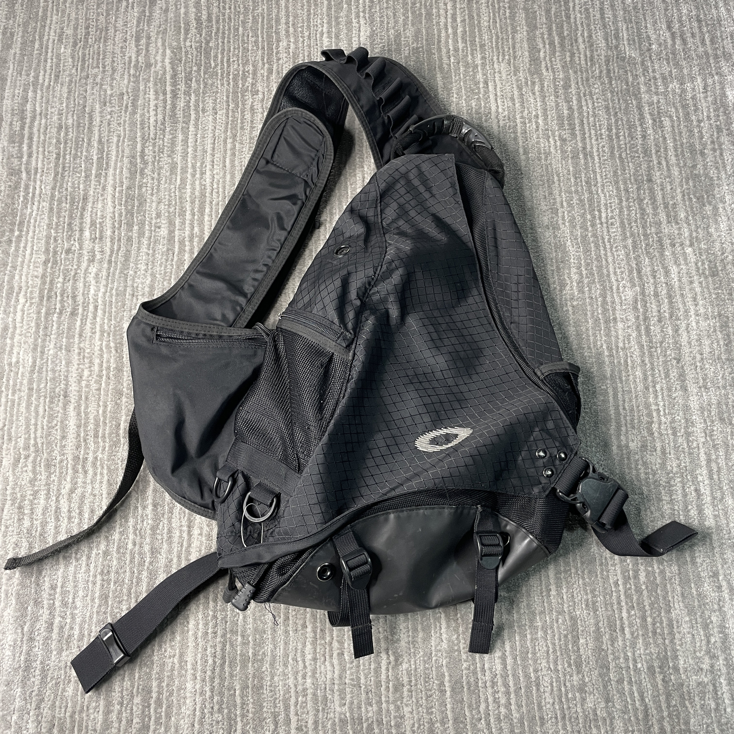 Vintage 2000s Oakley Tactical Casual Outdoors Hiking Stitched Embroidered Y2K Aesthetic Black Sling Bag OSFA Vintage 2000s Oakley Tactical Casual Outdoors Hiking Stitched Embroidered Y2K Aesthetic Black Sling Bag OSFA
