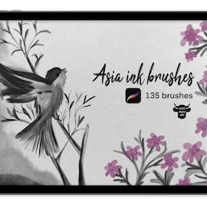 Puede incluir: Una ilustración digital de un pájaro posado en una rama con flores rosas en el fondo. El texto "Asia ink brushes 135 brushes" se muestra en la imagen. La imagen es una vista previa de un conjunto de pinceles de arte digital para Procreate.