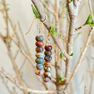 Pendientes colgantes de piedra de conexión a tierra, rellenos de oro de 14 quilates, hechos a mano, para mujer, oro rosa, joyería única, Peaceofstonehandmade