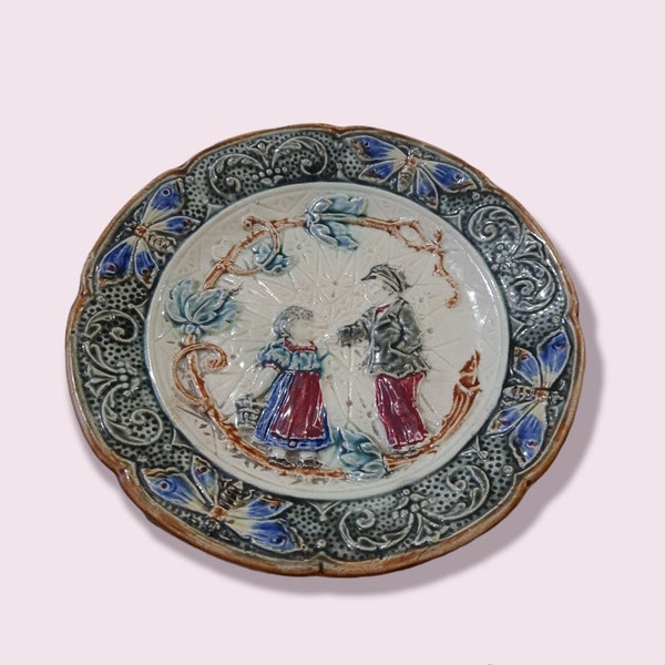 assiette barbotine ancienne faiencerie belge Wasmuel enfants et papillons