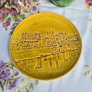 Um antigo prato barbotino de Choisy le roi H.Boulenger HB et Cie cidade e castelo de PAU França