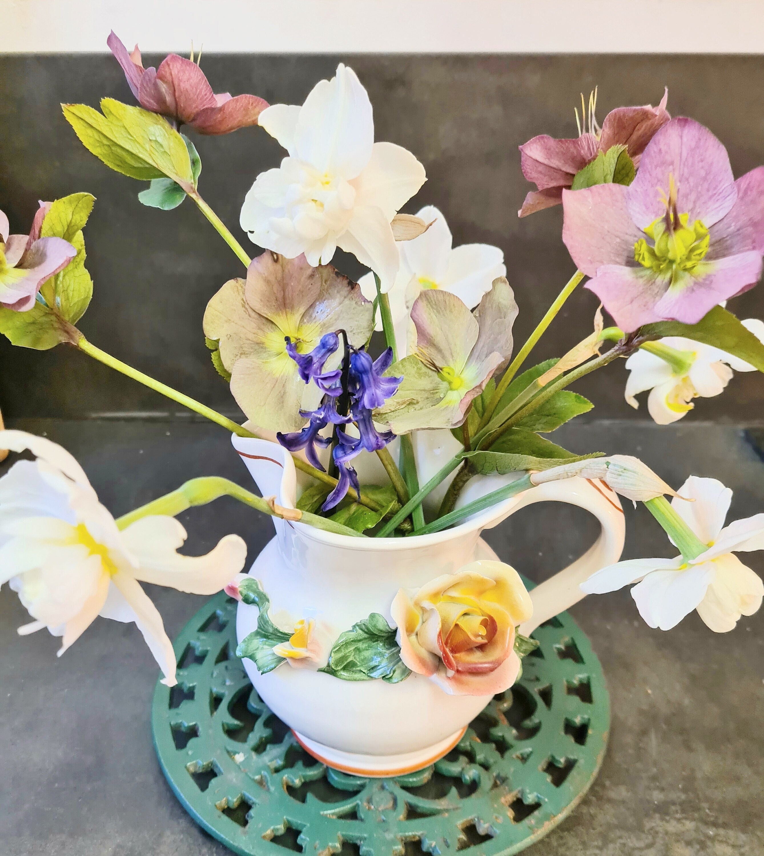 Vase ou Pichet Vintage avec Fleurs en Barbotine Signé Bassano Italy