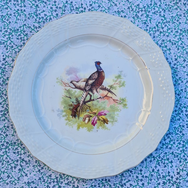 Une assiette à dessert terre de fer Moulin des Loups Orchies motif couple d'oiseaux faisans