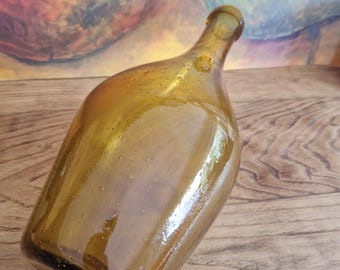 Garrafa de vidro soprado à mão, cor âmbar-amarela, com 32 cm de diâmetro, marcada com a inscrição BIOT France.